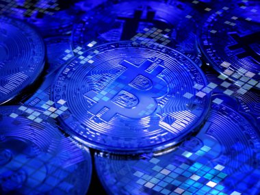 Bitcoin teknolojisi geçmişi. Mavi tonlu bitcoin ve siber ağ güvenliği, veri şifreleme, kripto para birimi yatırım konsepti. Dijital gelecek para birimi finansal geçmişi.