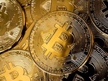 Bitcoin teknolojisi geçmişi. Altın bitcoin yığınlarını koyu tonda kapatın. Kripto para birimi yatırım konsepti. Dijital gelecek para birimi finansal geçmişi.