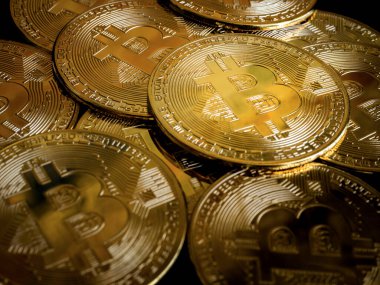 Bitcoin teknolojisi geçmişi. Altın bitcoin yığınlarını koyu tonda kapatın. Kripto para birimi yatırım konsepti. Dijital gelecek para birimi finansal geçmişi.