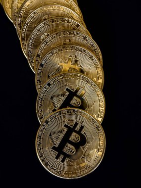 Bitcoin teknolojisi geçmişi. Siyah arka planda altın bitcoin, kripto para yatırım konsepti, dikey stil. Dijital gelecek para birimi finansal geçmişi.