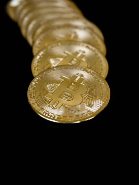 Bitcoin teknolojisi geçmişi. Siyah arka planda altın bitcoin, kripto para yatırım konsepti, dikey stil. Dijital gelecek para birimi finansal geçmişi.
