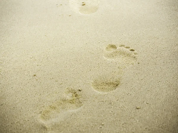 Strand Zand Voetafdrukken Met Kopieerruimte Close Menselijke Voetafdruk Van Blootsvoets — Stockfoto