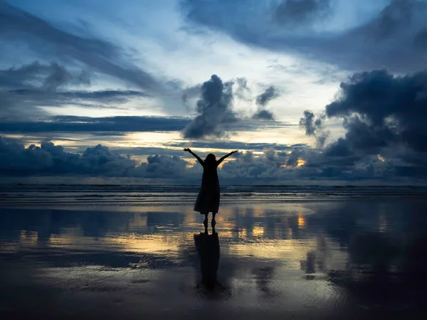 Прекрасний Морський Фон Заходу Сонця Силуетом Щасливої Жінки Піднімає Руки — стокове фото