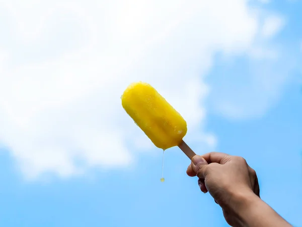 Yellow Popsicle Woman Hand Female Hand Holding Melting Yellow Popsicle — Stock Photo, Image