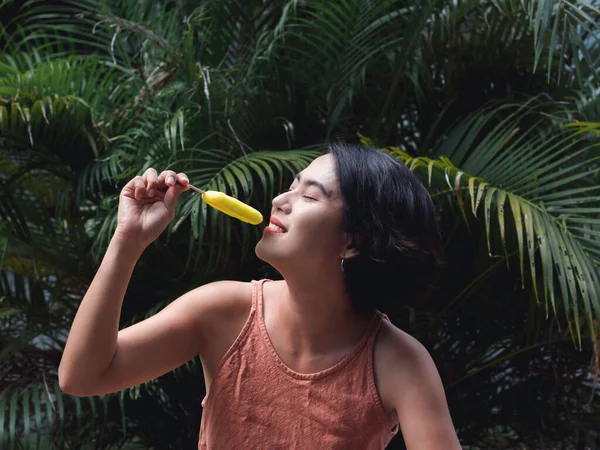 Mujer Comiendo Paletas Mujer Asiática Hermosa Feliz Vistiendo Camiseta Sin — Foto de Stock