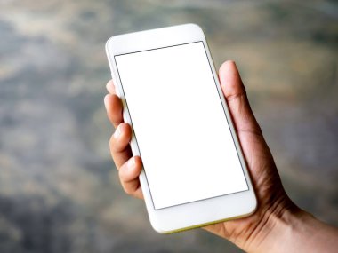 Telefonun görüntüsü. Elinde cep telefonuyla beyaz ekranı kapat. Boş ekranlı beyaz akıllı telefon..