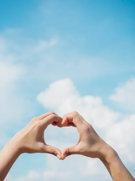 Hart Vorm Hand Blauwe Lucht Pluizige Wolkenachtergrond Concept Van Liefde — Stockfoto