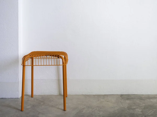 Beton Zeminde Çelik Kablodan Yapılmış Boş Portakal Renkli Sandalye Fotokopi — Stok fotoğraf