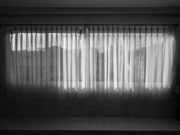Белый Прозрачный Занавес Окна Темной Комнате Большое Горизонтальное Окно Закрытой — стоковое фото