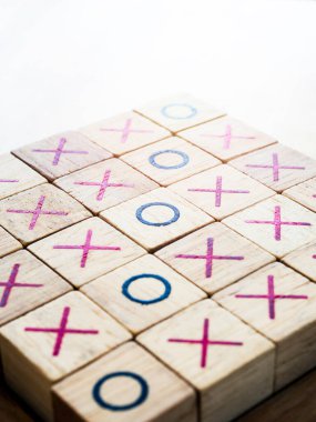 Tic tac toe, ox oyun tahtası beyaz arkaplanda izole edilmiş tahta blok, dikey stil.