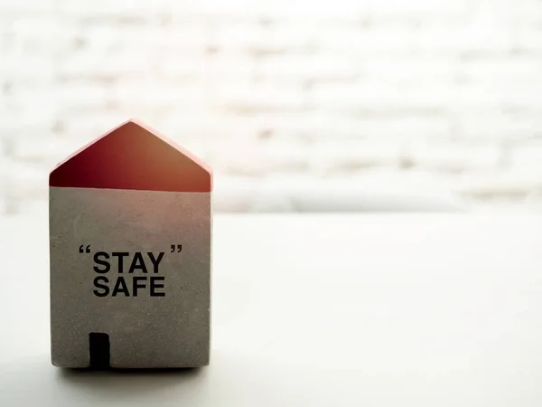 Zachowaj Ostrożność Słowa Stay Safe Małym Betonowym Kształcie Domu Izolowane — Zdjęcie stockowe