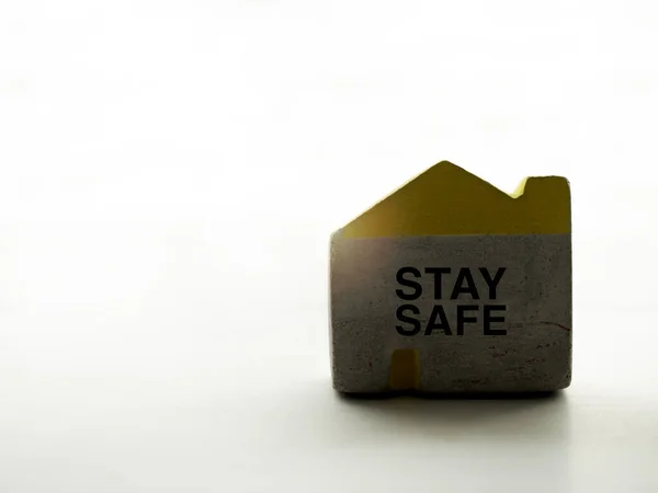 Zachowaj Ostrożność Słowa Stay Safe Małym Betonowym Kształcie Domu Izolowane — Zdjęcie stockowe