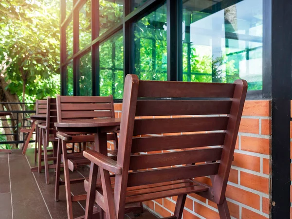 Sillas Madera Acogedoras Rojas Vacías Mesa Centro Madera Redonda Cerca — Foto de Stock