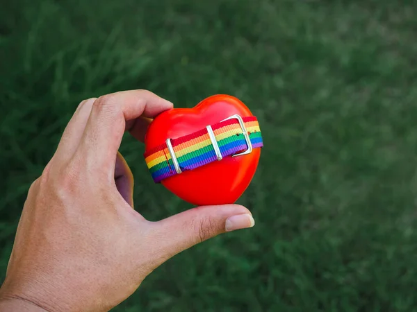 Kleiner Gürtel Mit Regenbogenfahne Auf Rotem Herzball Schwuler Hand Auf — Stockfoto