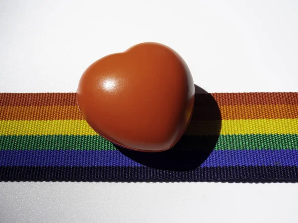 Clpose Roten Ball Herz Auf Regenbogenstreifen Band Isoliert Auf Weißem — Stockfoto