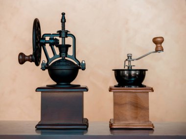 Klasik kahve öğütücüsü. Kahve çekirdeklerini öğütmek için iki el değirmeni..