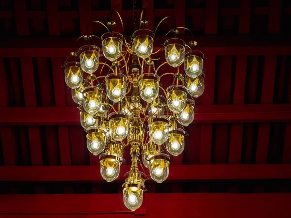 Vintage Vecchie Lampadine Lampadario Oro Appeso Soffitto Rosso Nell Edificio — Foto Stock