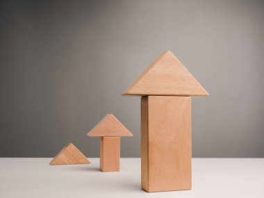 İş büyümesi başarı konsepti. Üç tahta blokların üst üste istiflenmesi ortalama büyüme grafiği olarak fotokopi alanı, minimal ve eko biçimi.