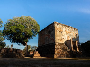 Tayland 'daki UNESCO Dünya Mirası Bölgesi olan Sukhothai Tarihi Parkı' ndaki Wat Sri Chum Tapınağı 'nda manzarası olan eski ve güzel bir kilise..
