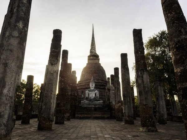 Csodálatos Jelenet Nagy Buddha Szobor Régi Ősi Romok Wat Mahathat — Stock Fotó