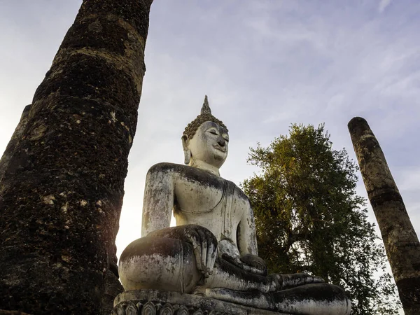 位于泰国教科文组织世界遗产苏霍泰历史公园区的瓦特马哈迪寺的巨大佛像和古老建筑的壮观景象 — 图库照片