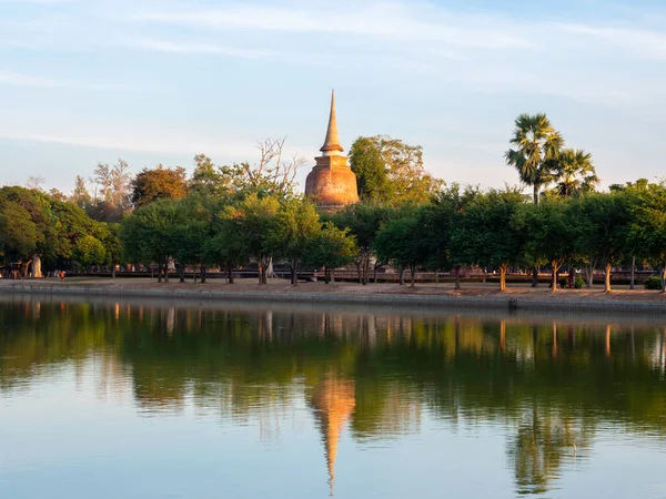 泰国的苏霍泰历史公园是联合国教科文组织的一个世界遗产 那里美丽的古塔景观在水中倒影 — 图库照片