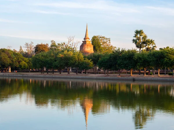 Adegan Indah Pagoda Kuno Dengan Refleksi Air Taman Bersejarah Sukhothai — Stok Foto