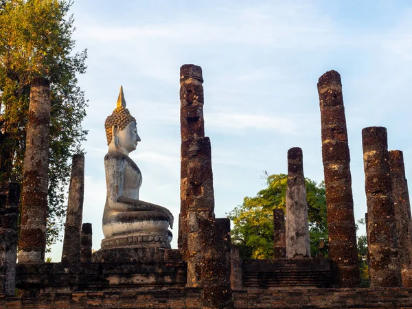 位于泰国教科文组织世界遗产苏霍泰历史公园区的瓦特马哈迪寺的巨大佛像和古老遗址的壮观景象 — 图库照片