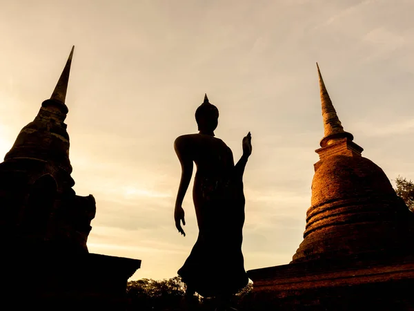 位于泰国苏霍泰历史公园区的Wat Sra Sri和Tra Pang Tra Kuan寺的Buddha雕像和古塔的奇景 — 图库照片