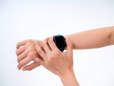 Kişinin bileğinde boş ekran olan siyah akıllı kasete dokunuşuna yakın plan, giyilebilir teknolojiyi sembolize eden, akıllı cihaz arayüzü, fitness izleyicisi, sağlık teknolojisi, dijital yaşam tarzı ve teknolojik yenilik..