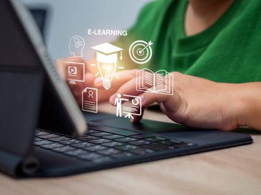 Çocuk e-öğrenme için dijital tablet ve klavye kullanıyor. Çevrimiçi eğitim kavramı, sanal sınıf, dijital öğrenme, ev okulu ve çocuklar için modern teknoloji tabanlı bilgi gelişimi.