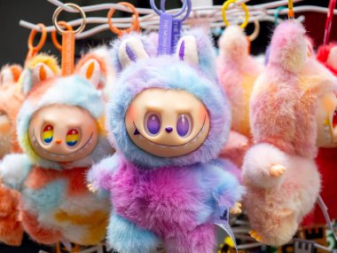 Yumuşak tüylü canavar kostümlü renkli Labubu anahtarlıkları, Çin 'de popüler koleksiyon hediyeleri, oyuncak severler, pop kültürü hayranları ve tasarımcı figürleri koleksiyoncuları, Zhangjiajie, Hunan, Çin.