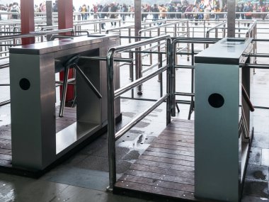 Turistlerin uğrak yerindeki giriş kapısı sistemi, ziyaretçi akışını ve erişim kontrolünü düzenliyor. Halka açık yerler, etkinlikler ve ulaşım merkezleri için etkili kalabalık yönetim teknolojisi.