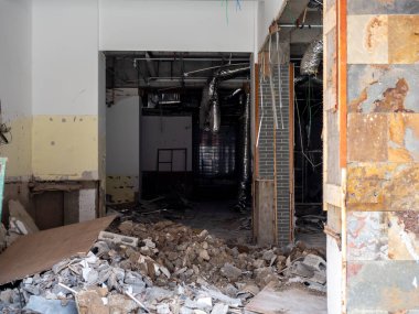 Kırık duvarları, açıkta kalan boruları ve enkazı olan terk edilmiş bina, kentsel bozulmayı, yıkımı ve ihmal edilmiş inşaat veya harap konut yapısını temsil ediyor. Yıkılmış ev kavramı.