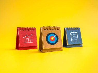 Sarı arkaplanda veri tablosunu, hedef hedefi ve kontrol listesi simgelerini, iş eylem planını, stratejik planlamayı ve üretkenlik kavramını temsil eden üç renkli takvim var..
