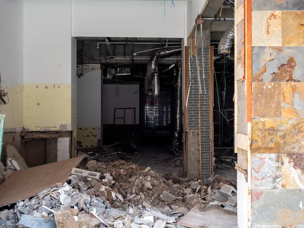 Kırık duvarları, açıkta kalan boruları ve enkazı olan terk edilmiş bina, kentsel bozulmayı, yıkımı ve ihmal edilmiş inşaat veya harap konut yapısını temsil ediyor. Yıkılmış ev kavramı.