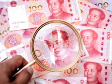 Minimum masa takvimi Şubat 2026 'yı gösteriyor. Yanında da gri bir arka planda kırmızı bir kalp topu var. Aşk ayını sembolize eder ve Sevgililer Günü için ideal görsel ve romantik temalar.