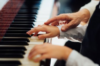 eski müzik öğretmeni deneyimli el çocuk öğrenci yardımcı olur.