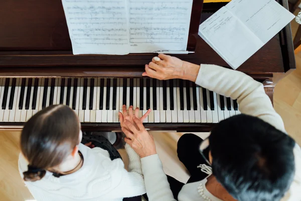 Professor de música com o aluno na aula de piano , — Fotografia de Stock