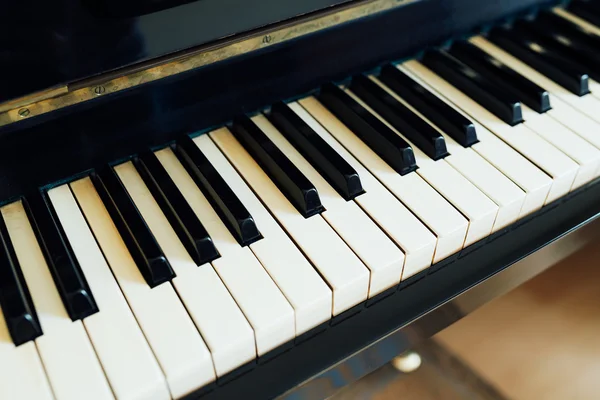 Teclas preto e branco do lado perspectiva piano — Fotografia de Stock