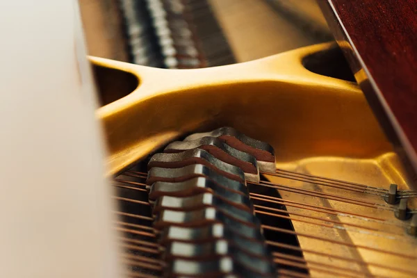 Mecanismo de corda no piano antigo — Fotografia de Stock