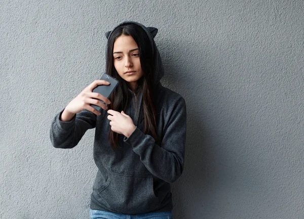 Joven chica bonita tomando selfie contra de textura de la pared — Foto de Stock