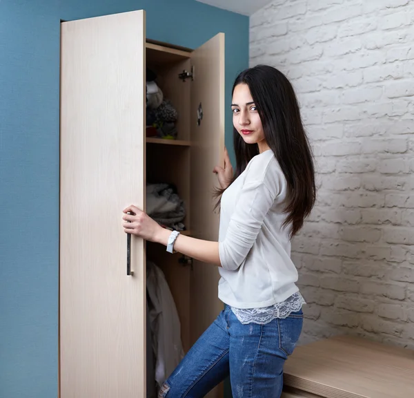 Girl opens the closet — Stock Photo, Image