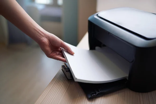 Положите или возьмите бумагу с принтера — стоковое фото