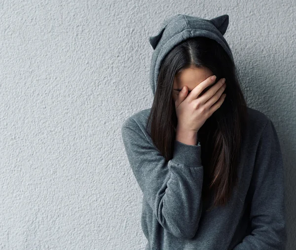 Mujer triste cubriendo la cara con la mano —  Fotos de Stock