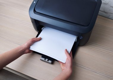 uzan veya yazıcıdan kağıt alın