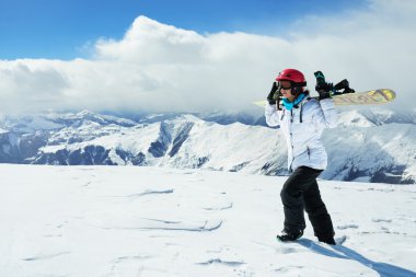 Kız snowboard dağlarda olduğunu  
