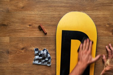 erkek snowboard sünger balmumu ahşap zemin üzerinde losyonları