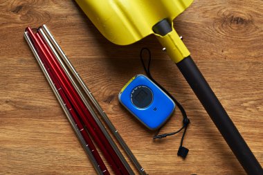 Çığ kurtarma seti ahşap yerde yatarken,.