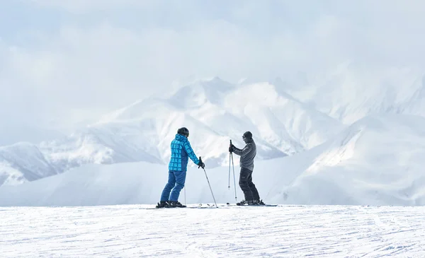 Two skiers talking about something alone — Stock Photo, Image